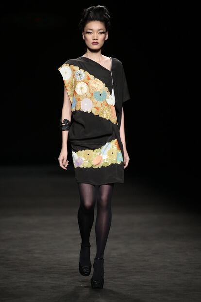 Una model desfila amb un vestit d'inspiració japonesa de la col·lecció per a la tardor-hivern 2015-2016 de la dissenyadora Celia Vela.