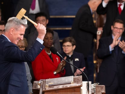 Washington (United States), 07/01/2023.- House Republican Leader Kevin McCarthy (L) bangs the gavel after being elected to become the Speaker of the House after 15 rounds of voting, in the House chamber on Capitol Hill in Washington, DC, USA, 07 January 2023. McCarthy secured enough support to become House Speaker on the 15th vote by the House and on the fifth day of his bid; it is the longest speaker contest in the US in 164 years. (Estados Unidos) EFE/EPA/MICHAEL REYNOLDS
