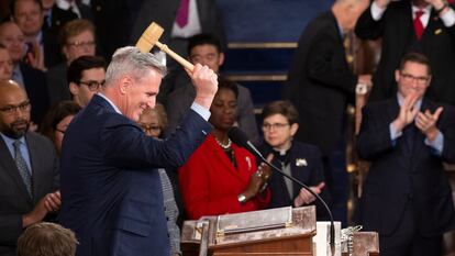 El líder de la mayoría republicana en la Cámara de Representantes, Kevin McCarthy, golpea el mazo tras ser elegido para el cargo el pasado día 7.