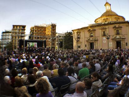 La Orquesta Sinfónica de la Academia Europea llevó anoche la música del cine a la plaza de la Virgen.