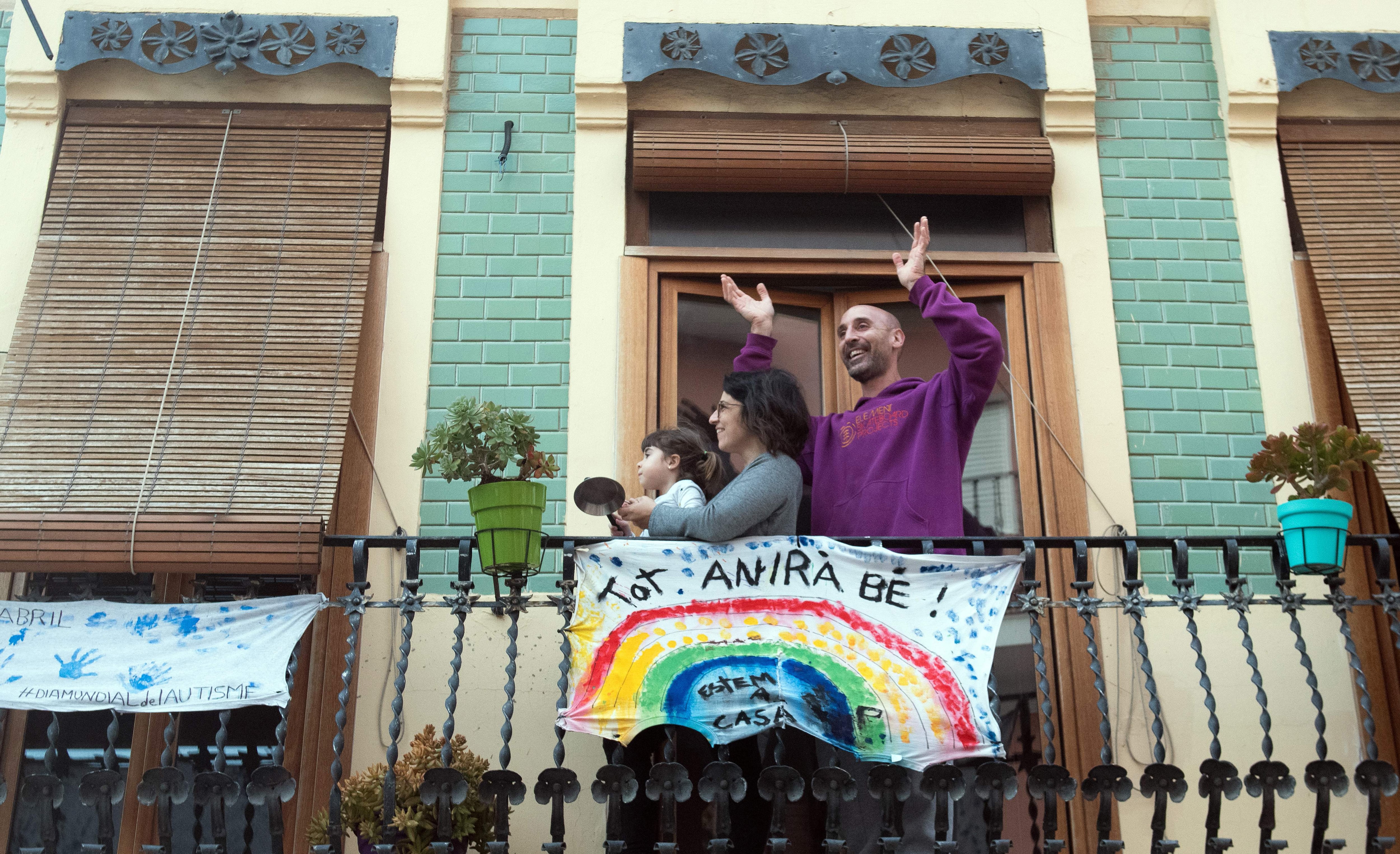 Una familia en Valencia el 9 de abril de 2020, durante el confinamiento por la pandemia de la covid-19. 