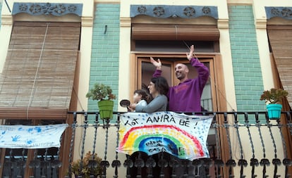 Una familia en Valencia el 9 de abril de 2020, durante el confinamiento por la pandemia de la covid-19.
