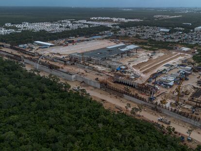 Vista aérea de los trabajos de construcción de la estación del Tren Maya en Playa del Carmen. Enero de 2024.