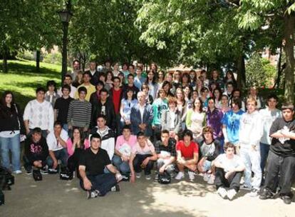 Alumnos de los colegios Padre Feijoo, Santo Domingo de Guzmán y Jovellanos, finalistas por Asturias de <i>El País de los Estudiantes</i>. Junto a ellos, el consejero de Educación de Asturias, José Luis Iglesias Riopedre, el adjunto a la Dirección de EL PAÍS, Juan Cruz; y el gerente del diario, Jeroni Roca.