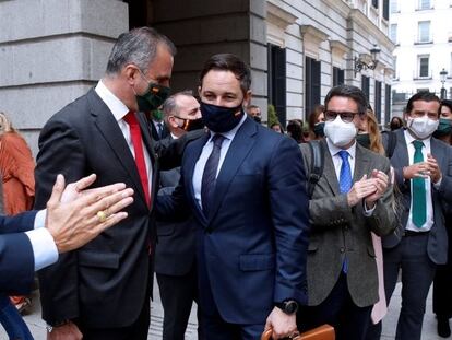 El líder de Vox, Santiago Abascal, es arropado por diputados de su grupo en las afueras del Congreso tras ser rechazada la moción de censura.