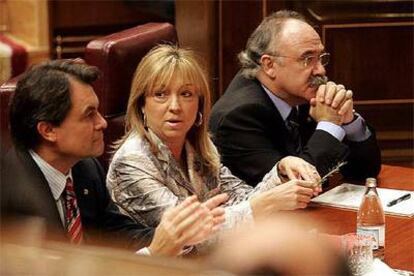 Artur Mas (CiU), Manuela de Madre (PSC) y Josep Lluís Carod Rovira, en los escaños habilitados en el hemiciclo del Congreso para que siguieran el debate.
