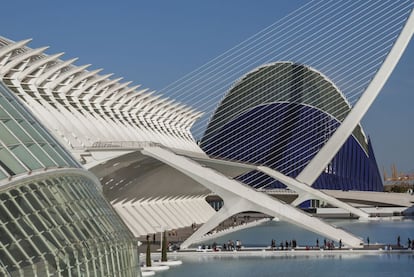 El arquitecto Santiago Calatrava diseñó este complejo hace 21 años sobre el antiguo lecho del río Turia, en Valencia, que había sido desviado con anterioridad debido a una riada. Cinco espacios componen el monumento valenciano más visitado y polémico (por sobrecostes y problemas de mantenimiento): el museo de las Ciencias Príncipe Felipe, el Oceanográfic, el Palau de les Arts, Umbracle, Ágora y el Hemisféric. La composición de este último, con forma ocular, es una de las imágenes más representativas de la construcción. Alberga la mayor sala de proyección de España, con una pantalla cóncava de 900 metros cuadrados.