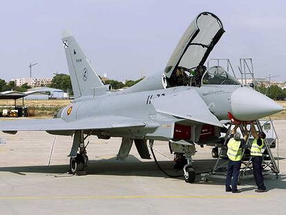 El último de los 19 cazas españoles de la primera fase del programa Eurofighter, ayer en las instalaciones de EADS-CASA en Getafe.