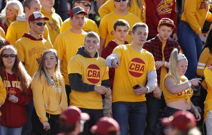 Spectators at the tribute wore Barquín’s initials on their shirts in memory of the 22-year-old.