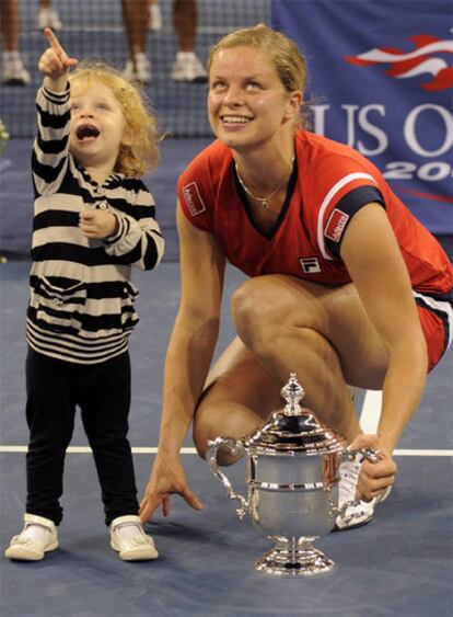 La tenista belga Kim Clijsters festeja su victoria en la final de Abierto de Estados Unidos junto a su hija