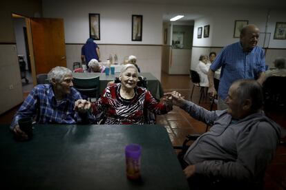 Expertos advierten de que la segunda ola de la pandemia en Argentina llegará sin que la población de mayor riesgo de complicaciones y muertes se haya protegido con vacunas.