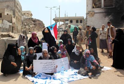 Mujeres yemeníes sostienen la bandera del movimiento separatista del sur de Yemen durante el Día de la Mujer, en Aden.
