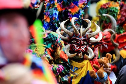 Píllaro, una colorida y pujante ciudad del centro del Ecuador, celebra el Año Nuevo con diablos que se arreglan y danzan por las calles de la ciudad, sin parar durante toda la semana, hasta el próximo domingo.