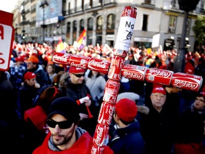 Trabajadores de Coca-Cola, en la Puerta del Sol contra el cierre de la planta de Fuenlabrada.