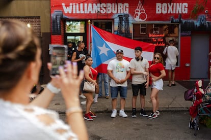 La gente celebra el 50 aniversario del Caribbean Social Club en una fiesta en Williamsburg, Brooklyn, el domingo 16 de junio de 2024.