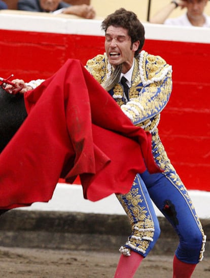 El diestro Sergio Aguilar es corneado por su segundo astado, durante la segunda corrida de abono de la Semana Grande celebrada en la plaza de toros de Vista Alegre de Bilbao