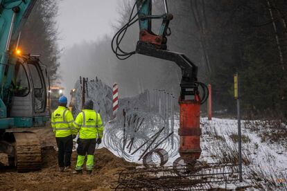 Trabajadores construyen un muro fronterizo a lo largo de la frontera entre Polonia y Bielorrusia en Tolcze, condado de Sokolka, en el noreste de Polonia. Los contratistas polacos comenzaron a trabajar en un muro de 353 millones de euros a lo largo de la frontera de Bielorrusia con el objetivo de disuadir cruces de inmigrantes tras una crisis en la zona el año pasado.