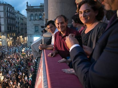 Javier P&eacute;rez And&uacute;jar i Ada Colau, al balc&oacute; de l&#039;Ajuntament.