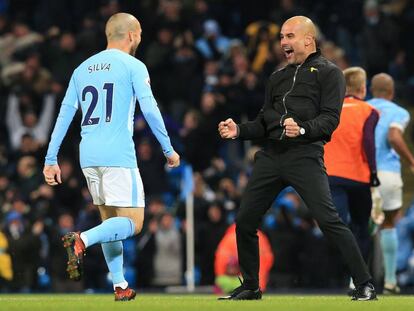 David Silva celebra el título con Guardiola.