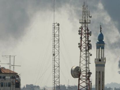 Coluna de fumaça em Gaza após a retomada da ofensiva.