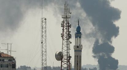 Coluna de fumaça em Gaza após a retomada da ofensiva.