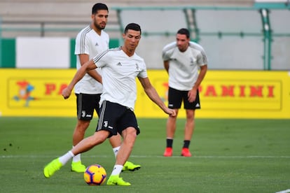 Cristiano Ronaldo trena com colegas da Juventus na véspera do jogo contra o Milan.