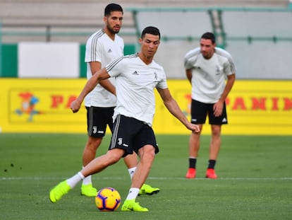 Cristiano Ronaldo trena com colegas da Juventus na véspera do jogo contra o Milan.