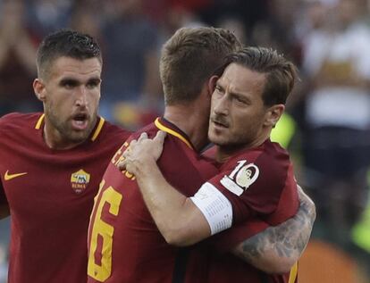 El abrazo entre Totti y De Rossi, su gran amigo y segundo capitán de la Roma. 