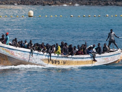 Un grupo de migrantes de origen subsahariano llega a Canarias este 6 de octubre.