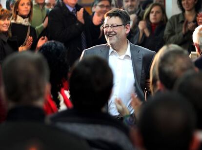 Ximo Puig, en el momento en que entró a local donde anunció su candidatura.