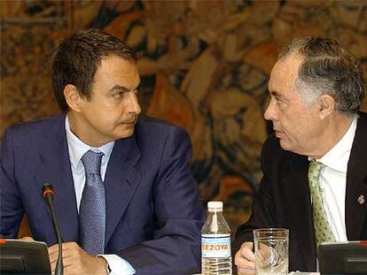 José Luis Rodríguez Zapatero (izquierda) conversa con el presidente de la FEMP, Heliodoro Gallego, en La Moncloa.