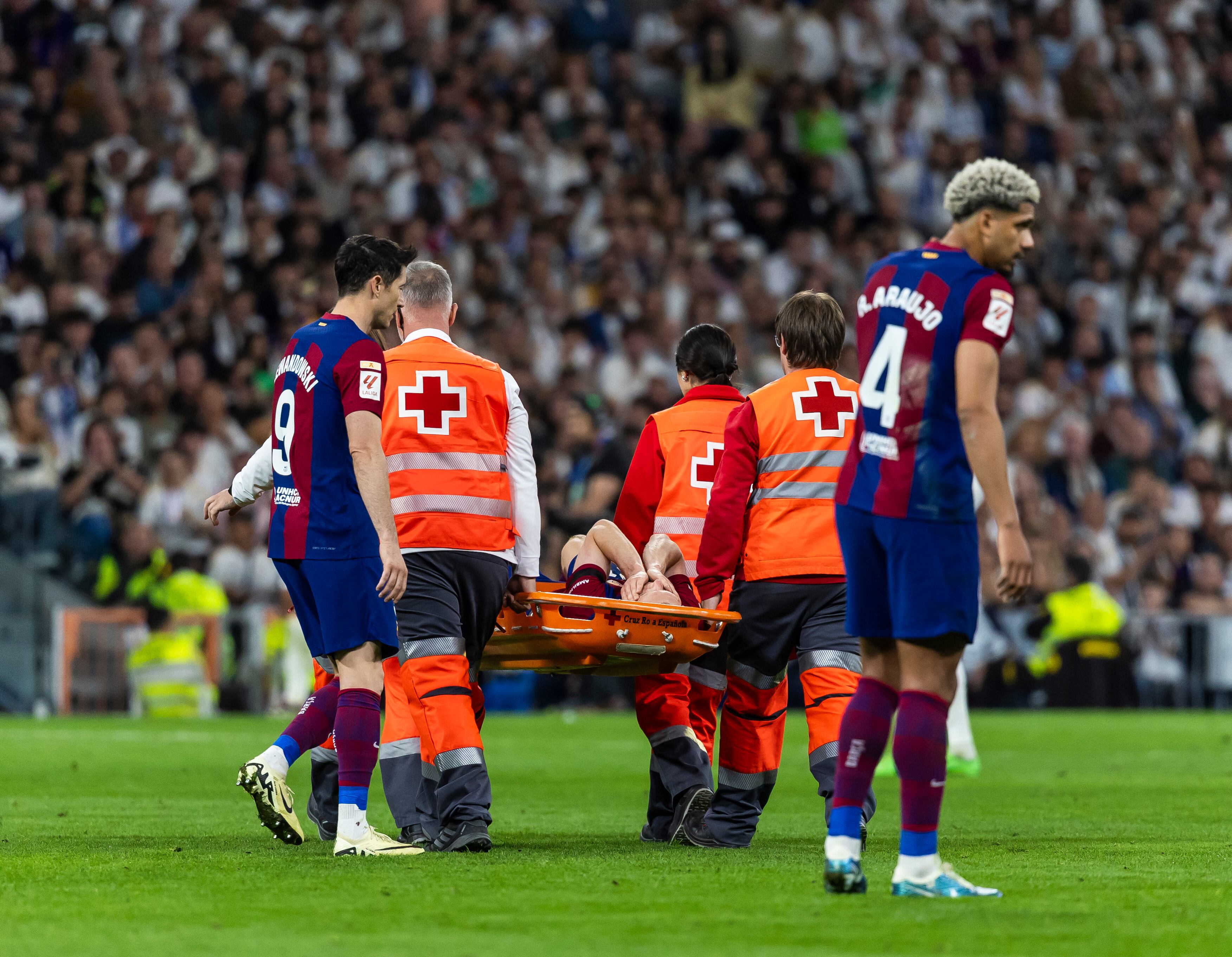 El neerlandés Frenkie de Jong abandona el campo en camilla, durante la primera mitad del partido disputado este domingo.