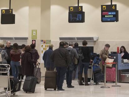 Varios pasajeros hacen cola en los mostradores del aeropuerto de Badajoz.