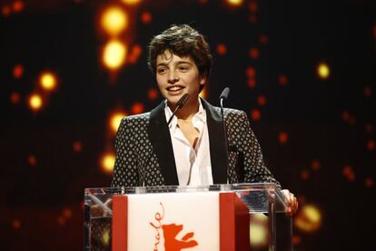 Leonor Teles, tras recibir el Oso de oro al mejor corto el pasado s&aacute;bado.