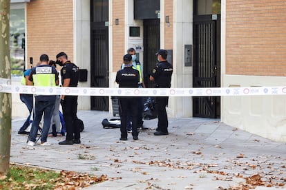 La policía reúne evidencias en el portal donde un hombre de 68 años ha muerto este martes en un edificio de Murcia en la calle Infanta Cristina a consecuencia de varias heridas de arma blanca.