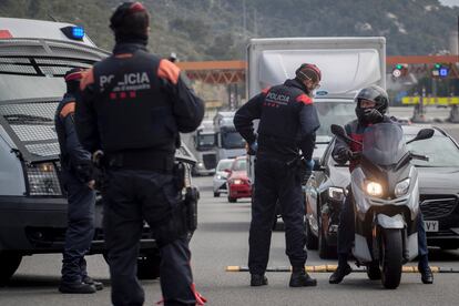 Los Mossos, en un control en la autopista durante la etapa de restricciones de movilidad por la covid.