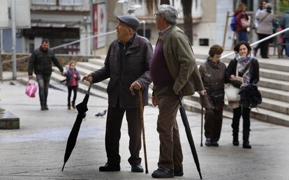 Dos ancianos pasean por Santa Coloma de Gramanet (Barcelona).