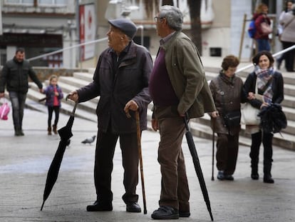 Dos ancianos pasean por Santa Coloma de Gramanet (Barcelona).