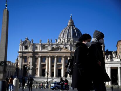 Varias personas caminan en la plaza de San Pedro del Vaticano, el 12 de enero pasado.