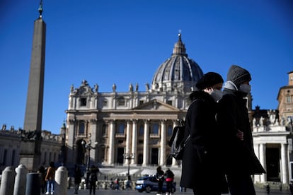 Varias personas caminan en la plaza de San Pedro del Vaticano