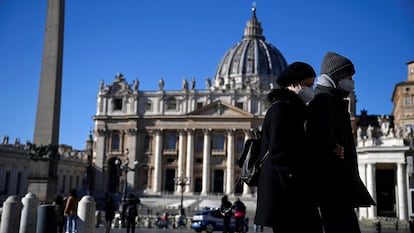 Varias personas caminan en la plaza de San Pedro del Vaticano, el 12 de enero pasado.