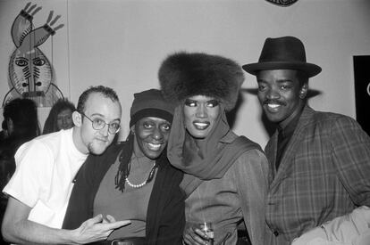 Keith Haring, Bethany Hardison, Grace Jones, Fred “Fab 5 Freddy” Brathwaite en el Fun Gallery, en 1983. fotografiados por Ande Whyland.