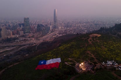 Partidarios del rechazo a la anterior propuesta de constitución se manifiestan en el anfiteatro Pablo Neruda de Santiago, el 1 de septiembre de 2022.