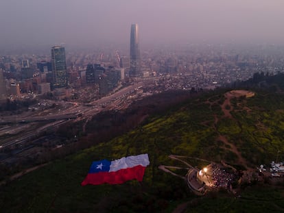 Partidarios del rechazo a la anterior propuesta de constitución se manifiestan en el anfiteatro Pablo Neruda de Santiago, el 1 de septiembre de 2022.