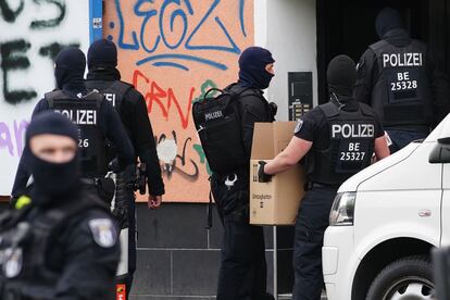 Agentes de policía registran una asociación, durante una operación contra la organización Hezbolá, este jueves en Berlín.