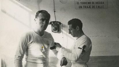 Gento y Di St&eacute;fano, en el vestuario del Madrid.