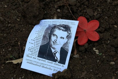 Retrato de Nicolae Ceausescu depositado sobre su tumba tras la exhumación del cadáver en el cementerio de Ghencea.