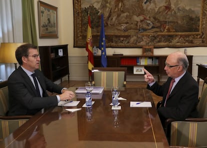 Alberto Núñez Feijóo y Cristóbal Montoro, durante una reunión en el ministerio de Hacienda en 2018.