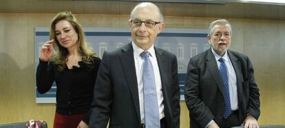 El ministro de Hacienda, Crist&oacute;bal Montoro, flanqueado por la secretaria de Estado de Presupuestos, Marta Fern&aacute;ndez Curr&aacute;s, y el secretario de Estado de Administraciones P&uacute;blicas, Antonio Beteta.