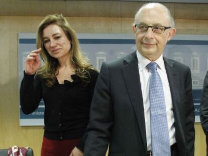 El ministro de Hacienda, Crist&oacute;bal Montoro, flanqueado por la secretaria de Estado de Presupuestos, Marta Fern&aacute;ndez Curr&aacute;s, y el secretario de Estado de Administraciones P&uacute;blicas, Antonio Beteta.